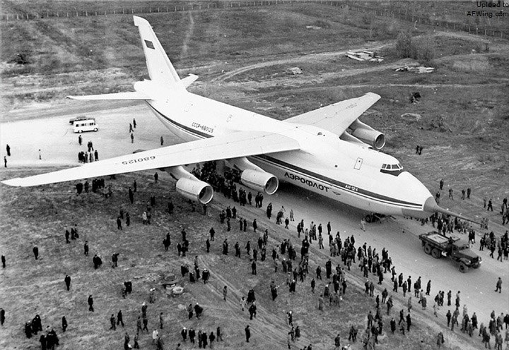&ldquo;产品400&rdquo;原型机CCCP-680125于1982年12月26日首飞，试飞员机组由弗拉基米尔&middot;托洛茨基率领