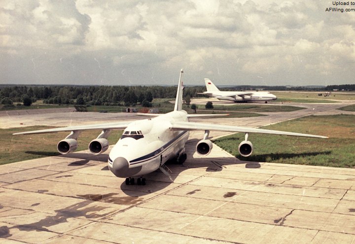 1987年2月10日，驻萨沙空军基地的第566军事运输航空团接收了首架安-124 CCCP-82006，这个航空团隶属第12军事运输航空师
