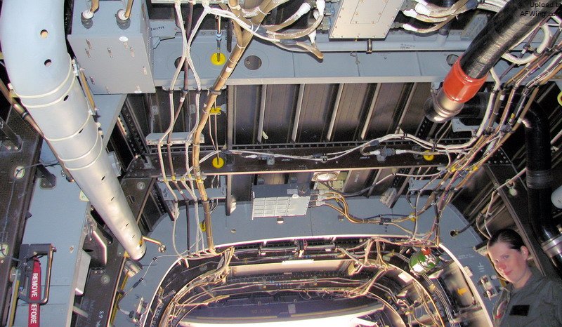 MV-22B机舱内的铝合金隔框和复合材料蒙皮清晰可见