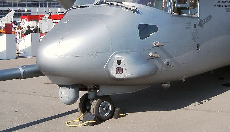 MV-22B机鼻下方的AN/AAQ-27光电转塔，旁边是AN/AAR-47导弹预警系统（MWS）和AN/AVR-2A激光警报系统（LWS）传感器
