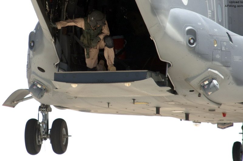 CV-22B安装在尾舱门两侧的AN/AAQ-24(V)&ldquo;复仇者&rdquo;定向红外对抗系统（DIRCM）转塔