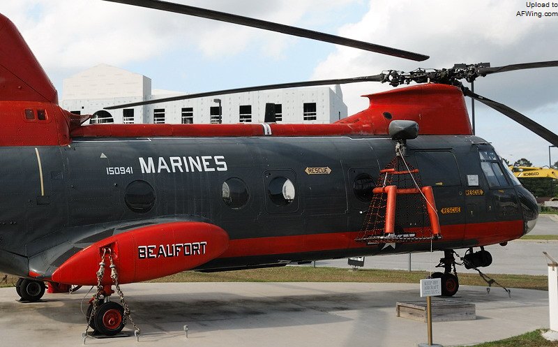 HH-46在舱门处安装了救援绞车