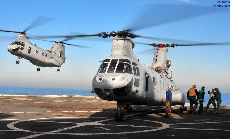 陆战队的大部分CH-46最终升级成CH-46E，图中的CH-46E隶属HMM-163中队，他们的直升机都画着两只眼睛