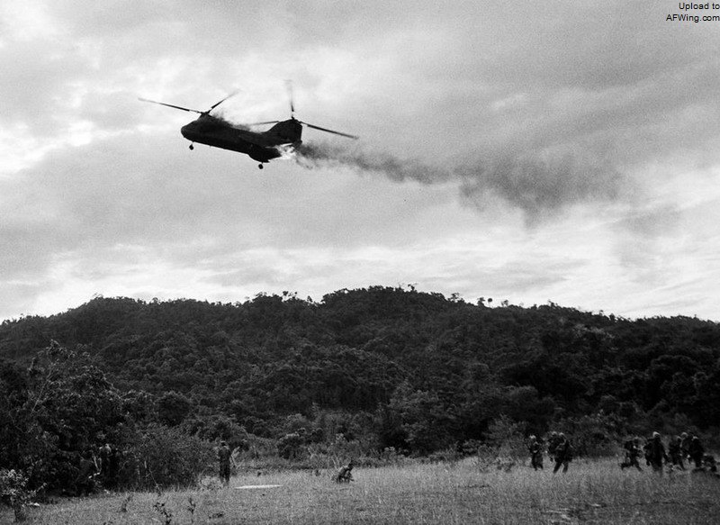 1966年7月15日，这架CH-46A被越军火力击中后坠毁，导致12名海军陆战队员和一名飞行员遇难
