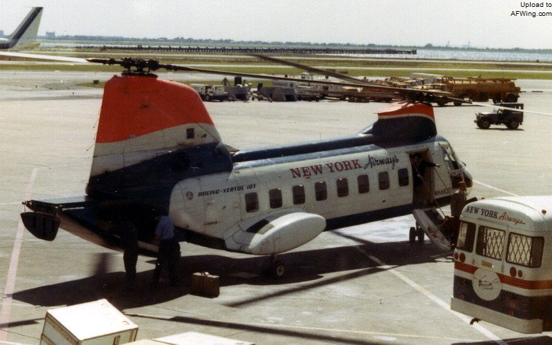 纽约航空公司的V-107/II，尾舱门改为抽屉式，用于装载行李