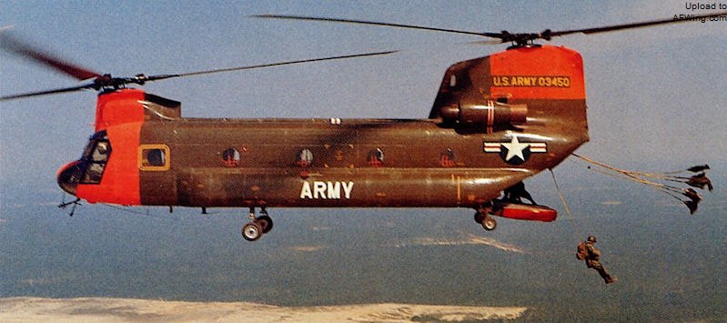 CH-47A在进行空投伞兵测试