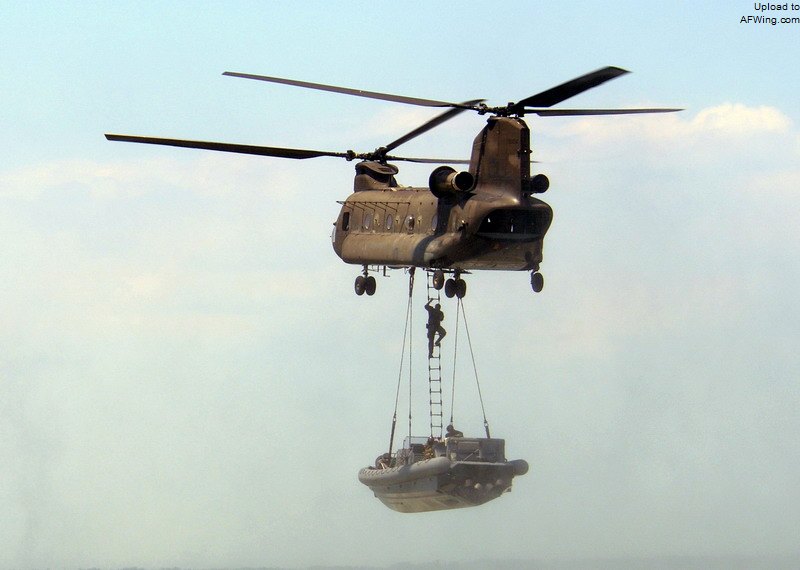 CH-47D大大增强了外部吊运能力，三挂钩系统也适合吊运大型货物