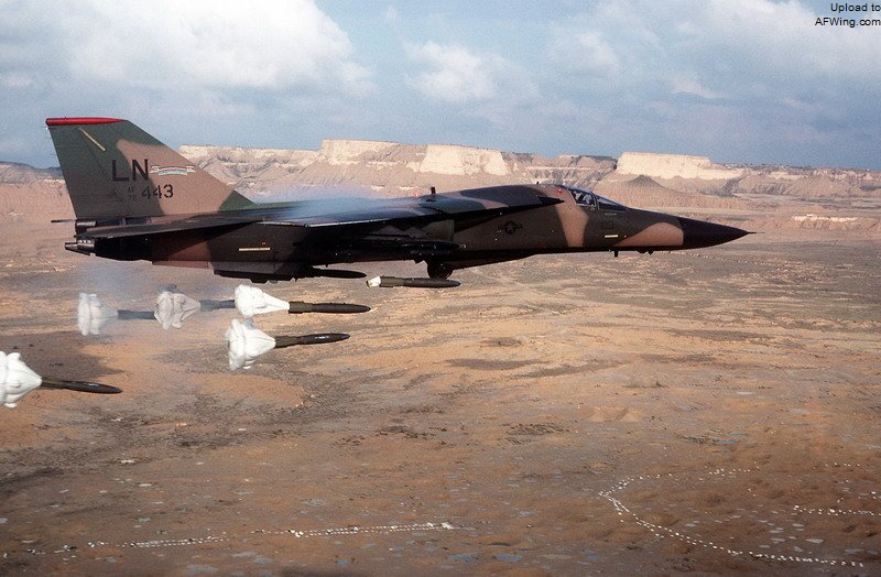 投掷MK-82充气减速炸弹的F-111F
