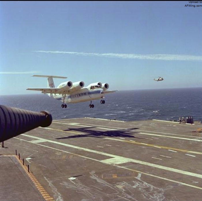 1980年QSRA XC-8A在&ldquo;小鹰&rdquo;号航母上进行舰载测试