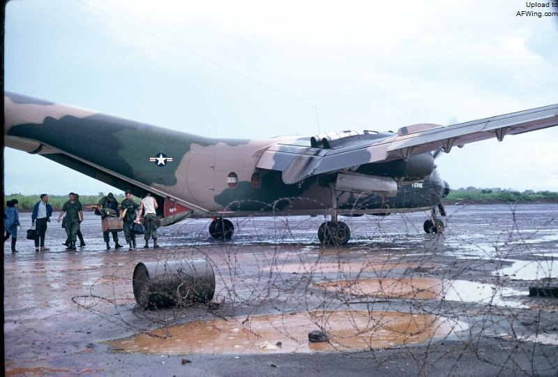 美国空军的C-7A，注意全翼展双缝襟翼