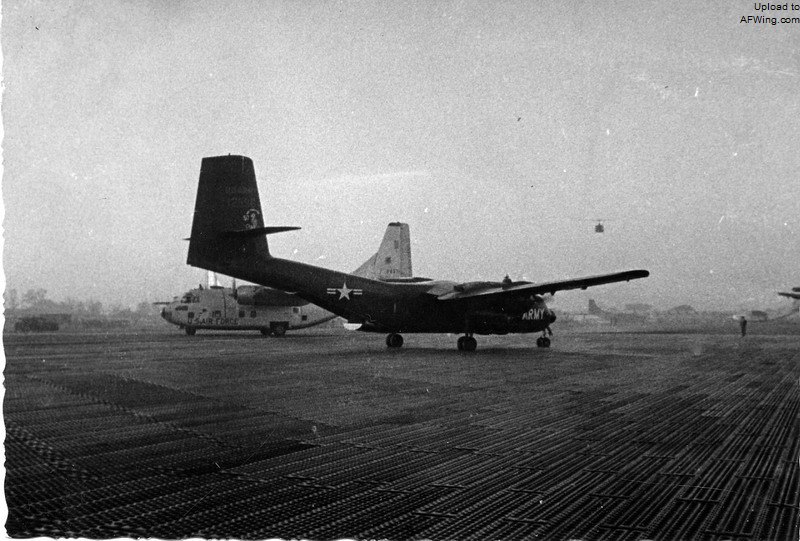 1966年西贡新山一机场的陆军CV-2和空军C-123运输机