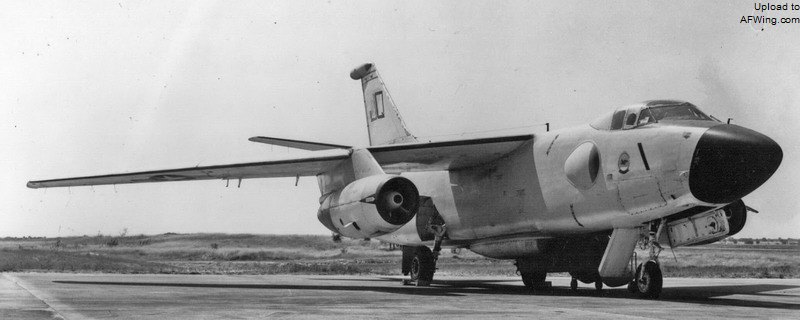 A3D-1Q电子侦察机，注意腹部整流罩和颊部天线罩