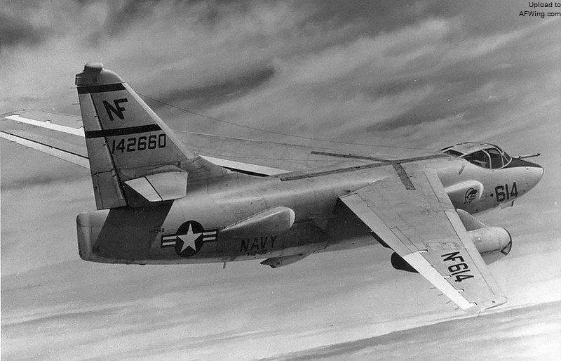 VAQ-130中队的EKA-3B，机身增加了许多鼓包
