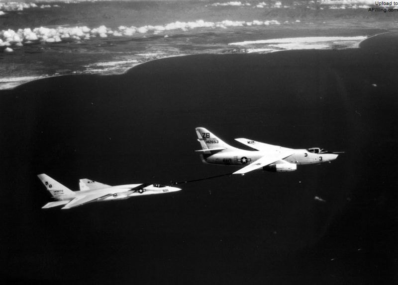 越战中RVAH-13中队KA-3B为RA-5C进行空中加油