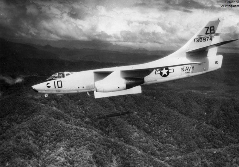 1965年VAH-4中队的A-3B在越南上空投掷MK83炸弹