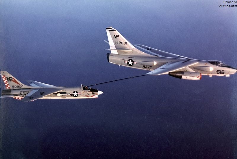 1972年VAQ-135中队的EKA-3B为F-8J进行空中加油
