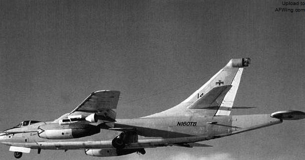 雷鸟航空的TA-3B N160TB，有一个非常奇怪的尾巴，上面俺炸U那个了一个圆盘雷达天线，用于对其他飞机进行空中雷达截面积测量