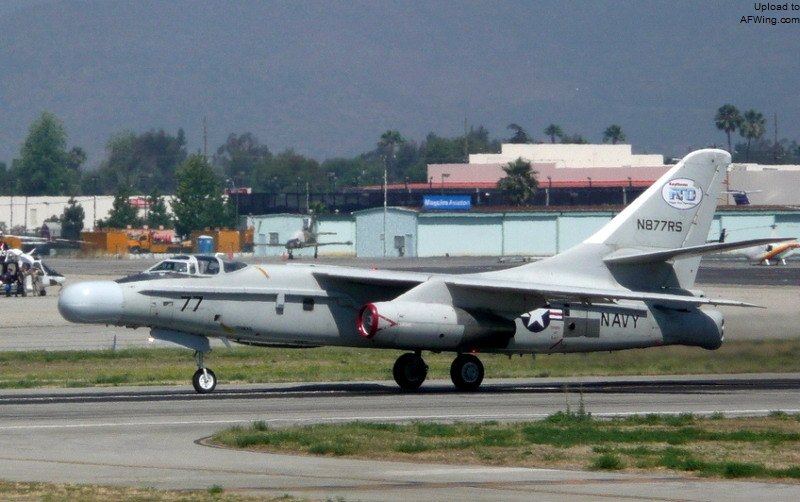 雷声的TA-3B N877RS，机头和尾部安装了奇怪的电子设备