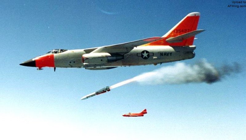 NA-3A（BuNo 135427）试射XAIM-54A，机鼻改装了F-111B的雷达罩