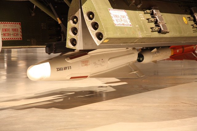 F-102的弹舱门兼做火箭发射管，每根管子内串列容纳着4枚FFAR火箭