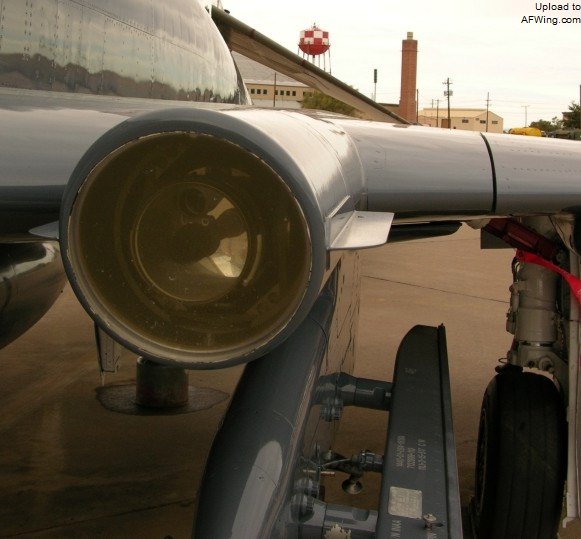 F-4E的TISEO安装在左翼根