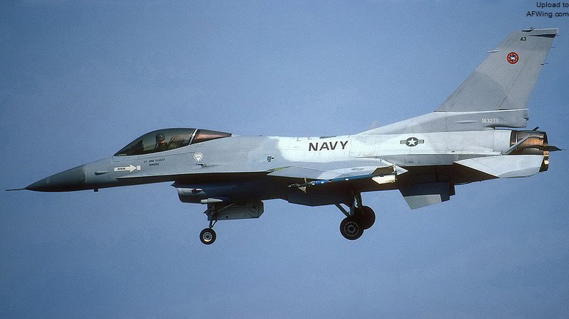 F-16N乍看上去很像F-16C Block 30，安装一台全加力推力11673千克的通用电气F110-GE-100发动机