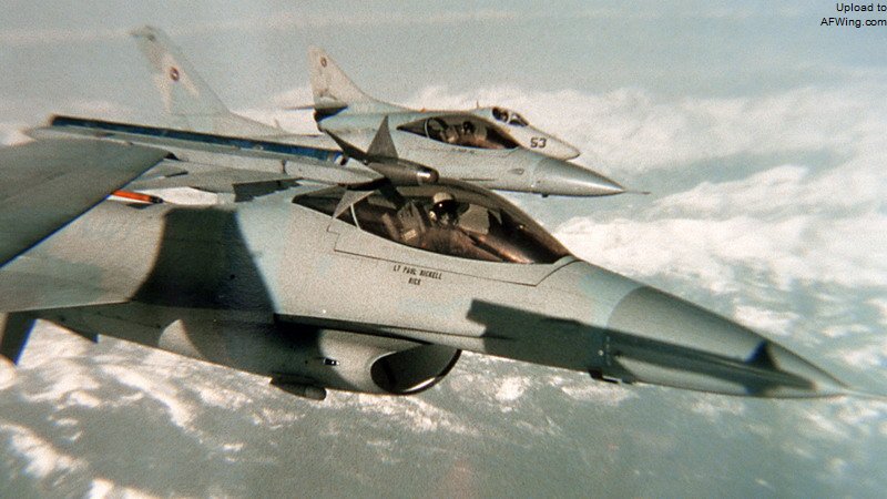 我们飞F-16N时，一般在左翼尖挂载一枚AIM-9&ldquo;响尾蛇&rdquo;系留训练弹，如果训练场具备相应支援设备的话，还会在右翼尖挂载一具ACMI（空战机动仪表）吊舱