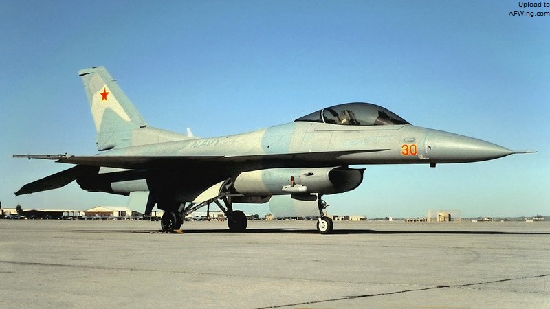这里就是1987年6月17日，TOPGUN指挥官和训练官驾驶首批两架F-16N降落在米拉玛时我站的地方