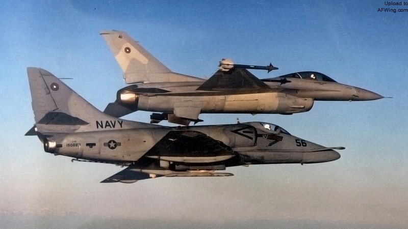 一般情况下，F-16N以双机小队出动，在较大的场景中，我们通常一般会出动一个F-16N小队作为前锋，后面跟着一个A-4小队
