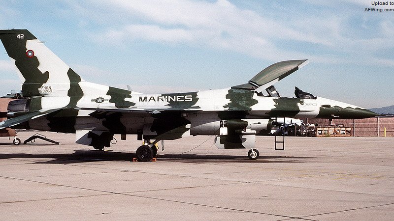 F-16N抵达时带着一身工厂喷涂的蓝灰迷彩。我飞F-16N期间，这个涂装一直保持不变，只有一架飞机例外
