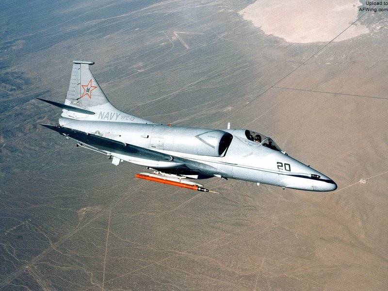 我离开F-16N后坐进A-4座舱后感觉时间仿佛已经倒流。A-4挂着只能尾追攻击的模拟导弹，外加一门机炮，我们根据地面控制拦截报出的反方向角和距离数据去定位对手战斗机，用肉眼瞪着舱外执行拦截