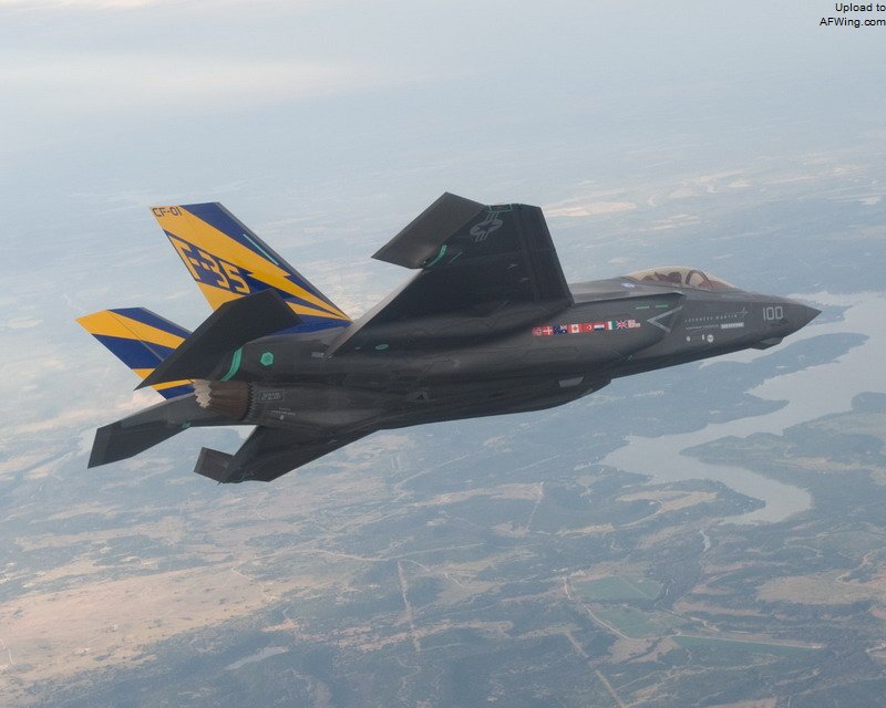 F-35C的减速姿态，A/B由于少了两片襟副翼，所以主要靠方向舵外偏减速