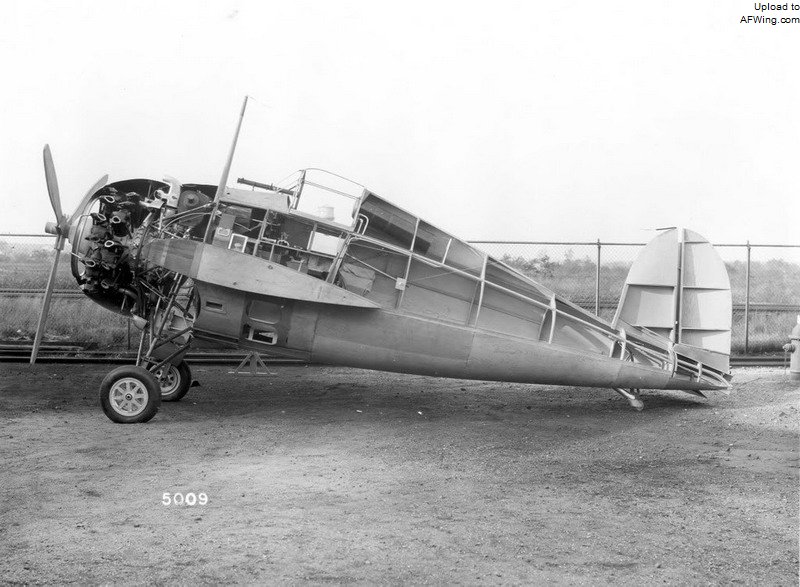 组装中的XF4F-2，格鲁曼社内编号G-18，机体编号BuNo.0803