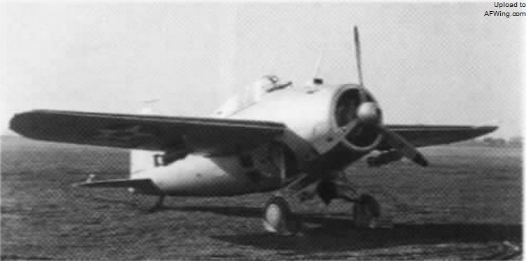 XF4F-2在两侧机翼下增加了两个100磅炸弹的挂点，图为其搭载炸弹时的照片