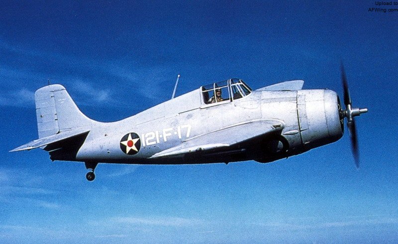 F4F-3，美国海军陆战队VMF-121，纯蓝灰色。当时海军陆战队所属机与舰载战斗机机队所属机的涂装有所不同