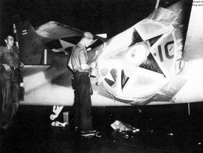 1942年1月5日，VF-3所属F4F-3&ldquo;野猫&rdquo;在进行重新涂装。为了防止友军误伤的情况发生，海军要求所有&ldquo;野猫&rdquo;全部涂上横贯机体侧面的大型国籍识别符号，同时在机翼上也做了相同处理