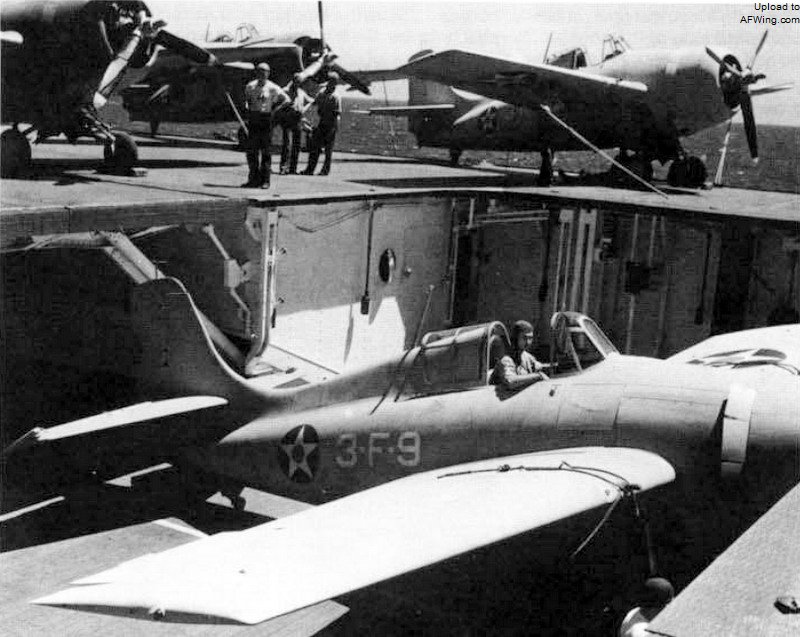 在升降机中的后期型F4F-3，VF-3，于&ldquo;列克星敦&rdquo;号航空母舰，1941年春