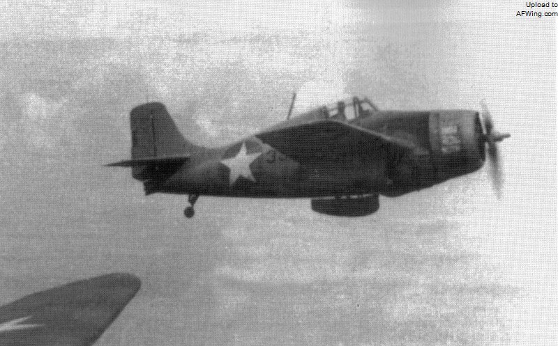 F4F-4为了延长航程挂载的机腹附加油箱，容量42加仑（159升）