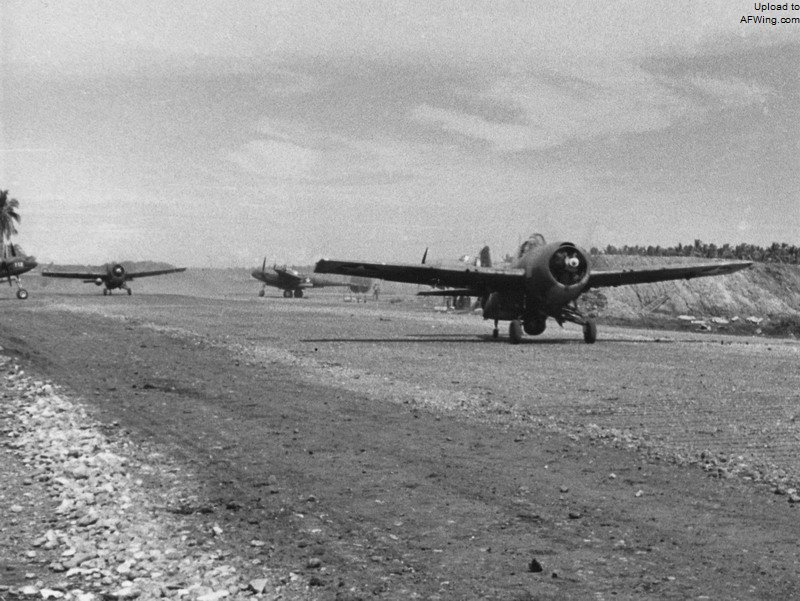 VMF-121中队的&ldquo;野猫&rdquo;战斗机在亨德森机场上。这一编队取得了119架的战果，仅次于最先进场VMF-223中队