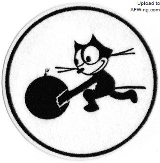 抱着炸弹的菲利克斯猫（Felix the cat），VF-3的吉祥物。现如今菲利克斯猫的徽章继承于VF-3的后继VF-31战斗轰炸机中队的F/A-18上