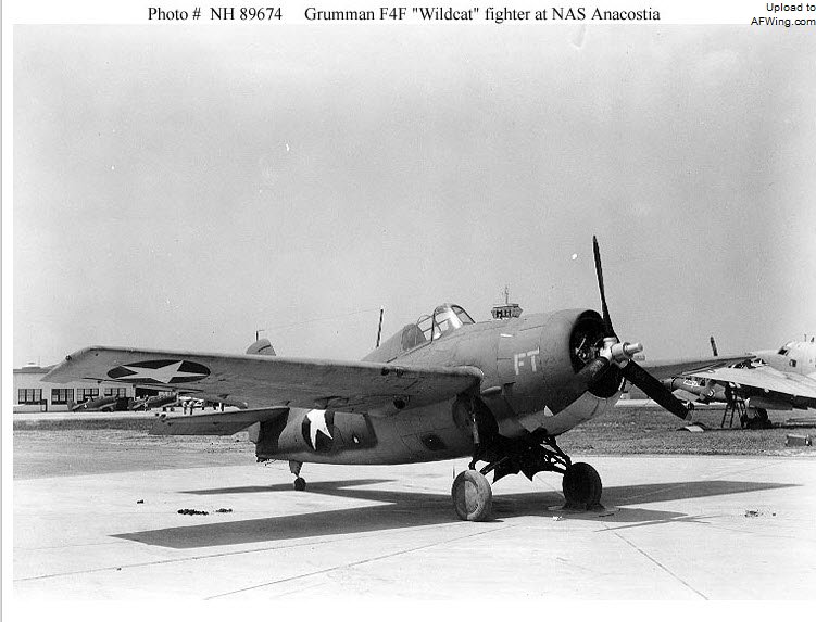 第一架下线的FM-1“野猫”战斗机,BuNo 14992。发动机整流罩上的FT是Flight Test的意思,意为该机为试飞机,背后还能看到一架为英国皇家海军生产的“海盗”和一架北美航空SNJ运输机