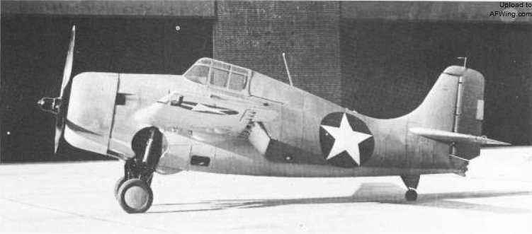 XF4F-8，BuNo 12228，1942年11月12日于贝斯佩奇。图中的垂直尾翼尚未做过修改，襟翼依旧是开缝襟翼