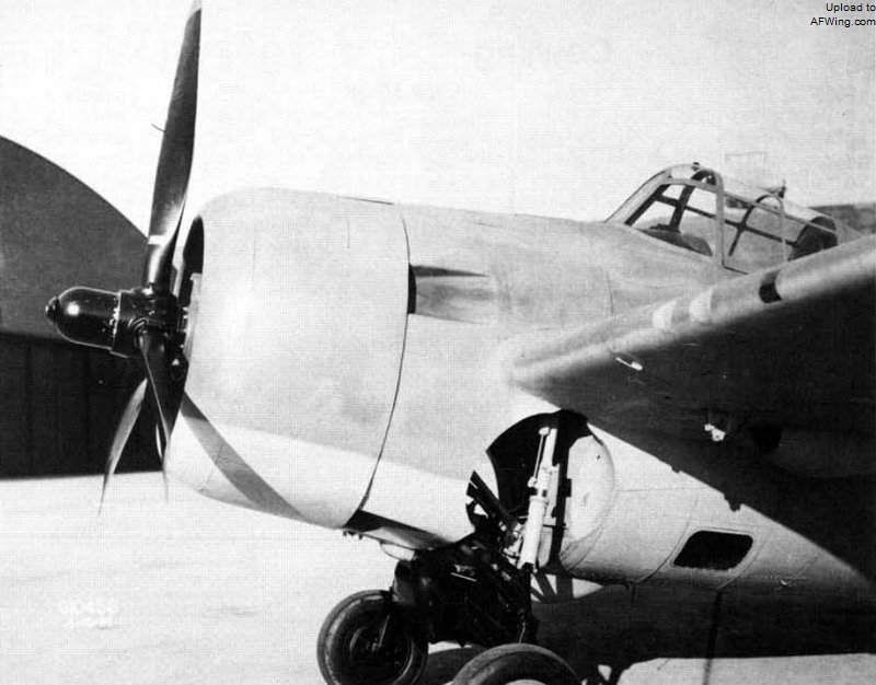 XF4F-8，可以看到其采用的是没有桨叶柄整流袖套的汉密尔顿标准液压自动螺旋桨。原本F4F-4布置在上部的化油器进气口被取消了