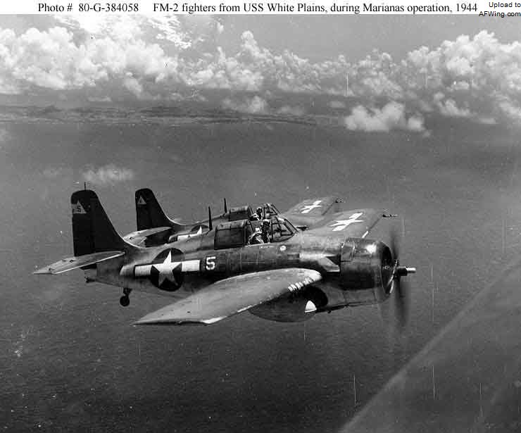属于白平原号护航航母的VC-4混合航空中队的FM-2&ldquo;野猫&rdquo;，在马里亚纳战役中执行任务且挂载着附加油箱