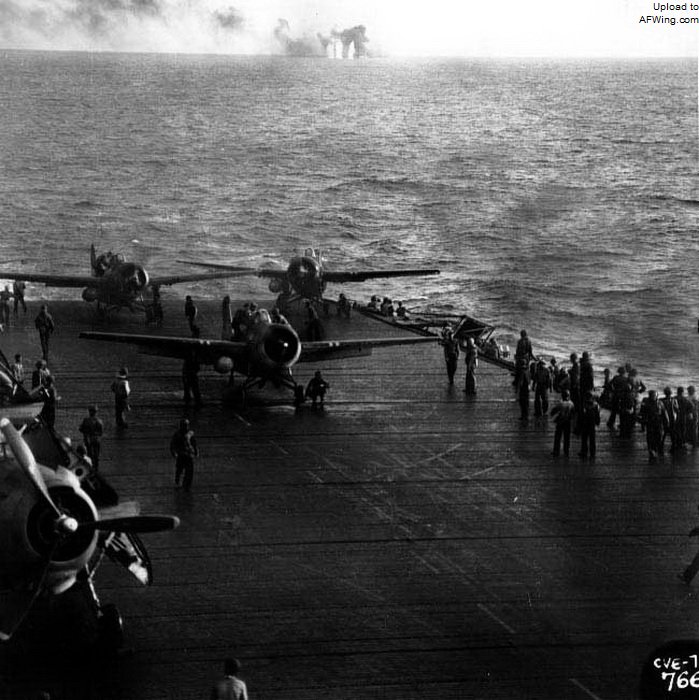 在萨马岛海战中紧急起飞FM-2&ldquo;野猫&rdquo;迎战的基特昆湾号护航航母，后面的烟柱正是日军正在炮击的白平原号航空母舰