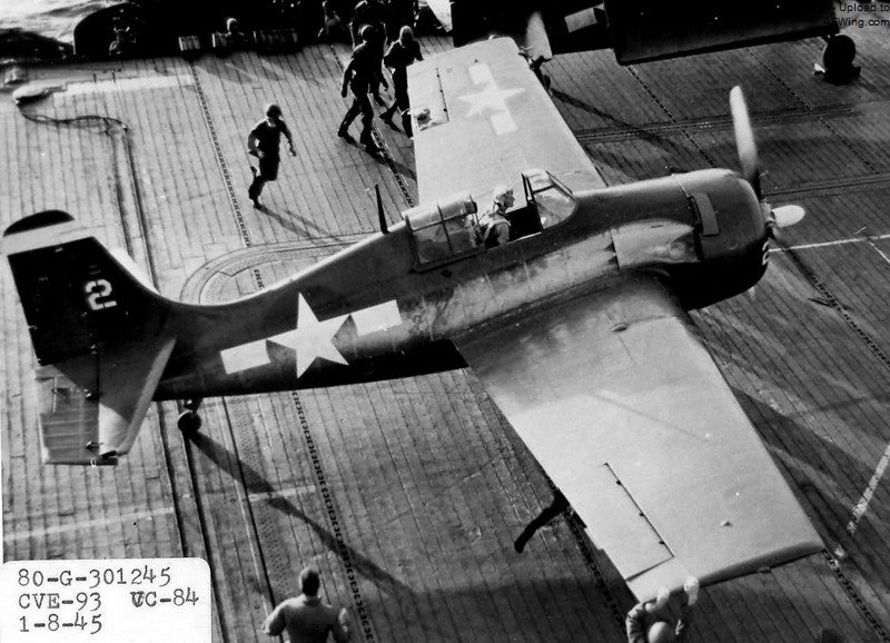 1945年1月8日，马金岛号护航航母上一架属于VC-84的FM-2&ldquo;野猫&rdquo;战斗机在执行完支援美军在吕宋岛的作战后在舰上着陆的照片