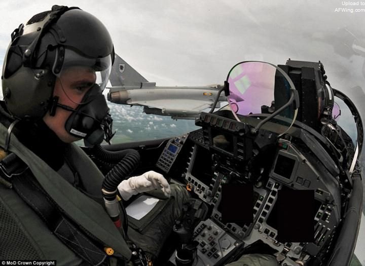 座舱视野极佳，后座位置较高，我能很舒服地向四周张望，三角翼和鸭翼并不会干扰视线