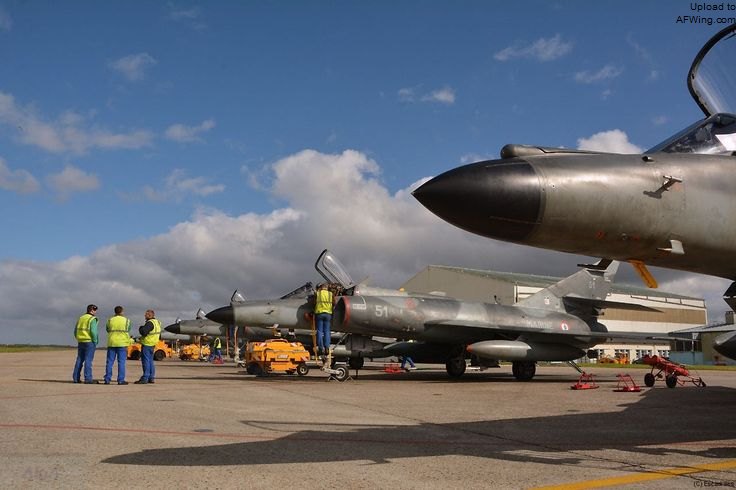 朗迪维肖，法国海军第17F中队的&ldquo;超军旗&rdquo;。当地人对该航空基地的飞行活动很宽容
