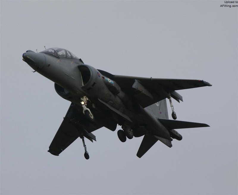 我们的座机是ZH662,在英国皇家空军的13架“鹞”T.10中是第11架交付的