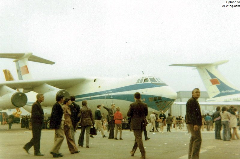 1971年出现在巴黎航展上的第一架伊尔-76原型机,引起了轰动